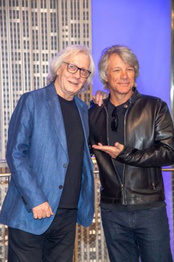 Jon Bon Jovi Işıklar Empire State Binası. 15 Eylül 2023 - New York, ABD: Radyo çalışanı Jim Kerr ve Amerikalı müzisyen Jon Bon Jovi, yeni aşıyı ortaklaşa duyurmak için Empire State Binası 'nın ışıklandırma törenine katıldılar.. 