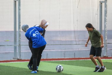 17 Eylül 2023 - Gazze, Filistin: Filistinli kızlar Gazze 'de YMCA' da futbol antrenmanı yaparken görüldü.
