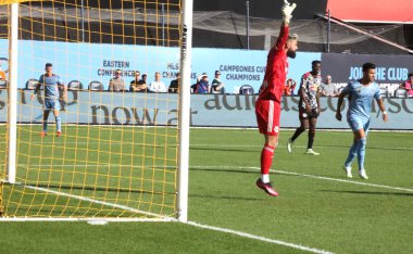 16 Eylül 2023 - New York, ABD: Red Bull kalecisi Carlos Coronel (C), NYCFC ve New York Red Bulls arasında Yankees Stadyumu, Bronx, New York.