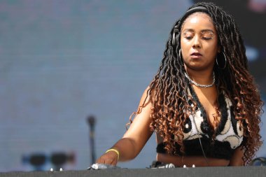 Sao Paulo (SP), 15 Eylül 2023: Sao Paulo DJ 'i Lys Ventura' nın açılış konseri, DJ 'in geleneksel performansını Coala Festivali 2023' te MC olarak sunar..