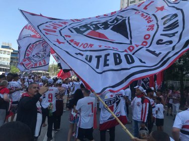 Sao Paulo (SP), Brezilya 16 / 09 / 2023 - Sao Paulo taraftarları Barra Funda 'dan Guarulhos Havalimanı' na 17 Pazar günü Copa Brasil 'in sonunda oynanan Rio de Janeiro' da oynanan ilk karşılaşma için büyük bir resepsiyon verdiler.. 