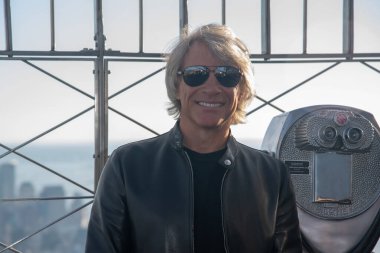 Jon Bon Jovi Işıklar Empire State Binası. 15 Eylül 2023, New York, ABD: Amerikalı müzisyen Jon Bon Jovi IHEART Radyosunun ortaklığıyla yeni aşıyı duyurmak için Empire State Binası 'nı aydınlatıyor.. 