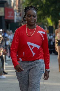 16 Eylül 2023 - New York, ABD: Edwing 'de bir model, New York Moda Haftası' nda Harlem Caddesi 'nde bir defilede podyumda yürüyor. 