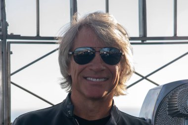 Jon Bon Jovi Işıklar Empire State Binası. 15 Eylül 2023, New York, ABD: Amerikalı müzisyen Jon Bon Jovi IHEART Radyosunun ortaklığıyla yeni aşıyı duyurmak için Empire State Binası 'nı aydınlatıyor.. 