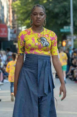 16 Eylül 2023 - New York, ABD: Edwing 'de bir model, New York Moda Haftası' nda Harlem Caddesi 'nde bir defilede podyumda yürüyor. 