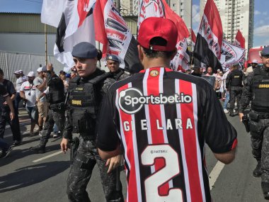 Sao Paulo (SP), Brezilya 16 / 09 / 2023 - Sao Paulo taraftarları Barra Funda 'dan Guarulhos Havalimanı' na 17 Pazar günü Copa Brasil 'in sonunda oynanan Rio de Janeiro' da oynanan ilk karşılaşma için büyük bir resepsiyon verdiler.. 