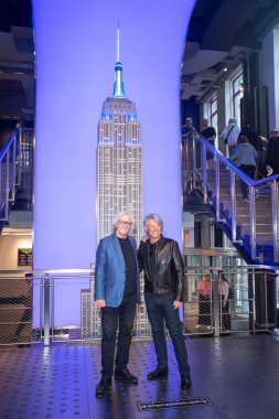 Jon Bon Jovi Işıklar Empire State Binası. 15 Eylül 2023 - New York, ABD: Radyo çalışanı Jim Kerr ve Amerikalı müzisyen Jon Bon Jovi, yeni aşıyı ortaklaşa duyurmak için Empire State Binası 'nın ışıklandırma törenine katıldılar.. 