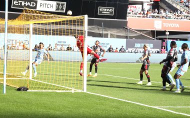 16 Eylül 2023 - New York, ABD: Red Bull kalecisi Carlos Coronel (C), NYCFC ve New York Red Bulls arasında Yankees Stadyumu, Bronx, New York.