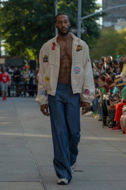 16 Eylül 2023 - New York, ABD: Edwing 'de bir model, New York Moda Haftası' nda Harlem Caddesi 'nde bir defilede podyumda yürüyor. 