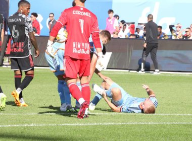 16 Eylül 2023 - New York, ABD: Red Bull kalecisi Carlos Coronel (C), NYCFC ve New York Red Bulls arasında Yankees Stadyumu, Bronx, New York.