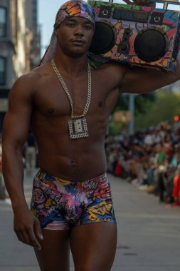 16 Eylül 2023 - New York, ABD: Edwing 'de bir model, New York Moda Haftası' nda Harlem Caddesi 'nde bir defilede podyumda yürüyor. 