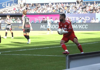 16 Eylül 2023 - New York, ABD: Red Bull kalecisi Carlos Coronel (C), NYCFC ve New York Red Bulls arasında Yankees Stadyumu, Bronx, New York.