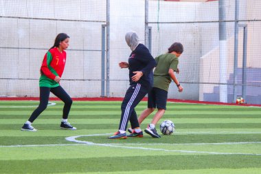 17 Eylül 2023 - Gazze, Filistin: Filistinli kızlar Gazze 'de YMCA' da futbol antrenmanı yaparken görüldü.