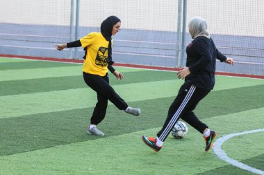 17 Eylül 2023 - Gazze, Filistin: Filistinli kızlar Gazze 'de YMCA' da futbol antrenmanı yaparken görüldü.