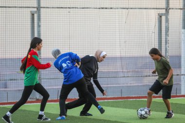 17 Eylül 2023 - Gazze, Filistin: Filistinli kızlar Gazze 'de YMCA' da futbol antrenmanı yaparken görüldü.