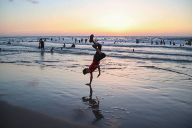 Filistinliler Gazze Limanı 'nda denizde eğleniyorlar. 15 Eylül 2023 - Gazze, Filistin: Şiddetli bir sıcak hava dalgası İsrail ablukasının neden olduğu elektrik kesintileriyle şiddetlendi.