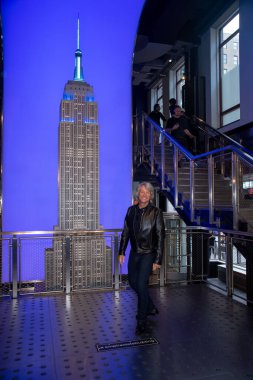 Jon Bon Jovi Işıklar Empire State Binası. 15 Eylül 2023, New York, ABD: Amerikalı müzisyen Jon Bon Jovi IHEART Radyosunun ortaklığıyla yeni aşıyı duyurmak için Empire State Binası 'nı aydınlatıyor.. 