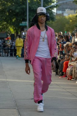 16 Eylül 2023 - New York, ABD: Edwing 'de bir model, New York Moda Haftası' nda Harlem Caddesi 'nde bir defilede podyumda yürüyor. 