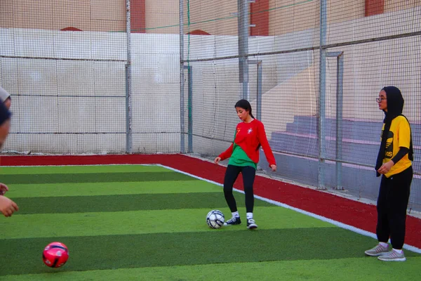 2023年9月17日 パレスチナ パレスチナの女の子がガザ市のYmcaでトレーニングサッカーを見られる — ストック写真