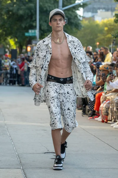 2023年9月16日 アメリカ合衆国ニューヨーク モデルがエッジングで滑走路を歩く アンジェロ ファッションショー ニューヨーク ファッションウィークの9月2023日 — ストック写真