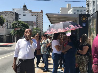 Sao Paulo (SP), Brezilya 09 / 17 / 2023 - Sao Paulo şehrinde hava sıcaklığı 17 Pazar günü rekor kırdı, termometreler 38 dereceye ulaşarak insanları parklara ve eğlence alanlarına götürdü 