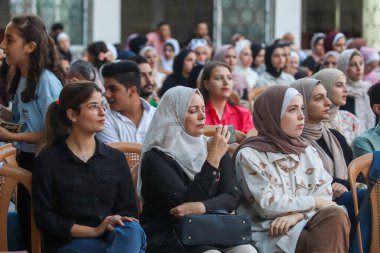 (Filistinliler müzikal bir kutlamaya katılıyorlar. 17 Eylül 2023, Gazze, Filistin: Filistinliler, Geleceği Kurtarma Projesi tarafından gerçekleştirilen gençlik liderlik projesine bir koro ekibinin katıldığı müzikal bir kutlamaya katıldılar