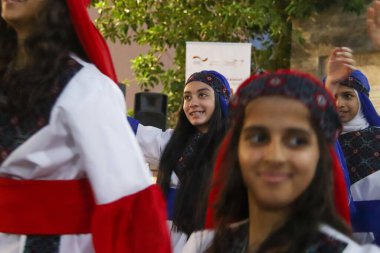 (Filistinliler müzikal bir kutlamaya katılıyorlar. 17 Eylül 2023, Gazze, Filistin: Filistinliler, Geleceği Kurtarma Projesi tarafından gerçekleştirilen gençlik liderlik projesine bir koro ekibinin katıldığı müzikal bir kutlamaya katıldılar