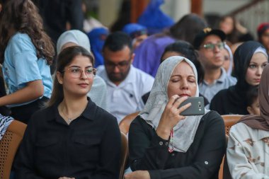 (Filistinliler müzikal bir kutlamaya katılıyorlar. 17 Eylül 2023, Gazze, Filistin: Filistinliler, Geleceği Kurtarma Projesi tarafından gerçekleştirilen gençlik liderlik projesine bir koro ekibinin katıldığı müzikal bir kutlamaya katıldılar