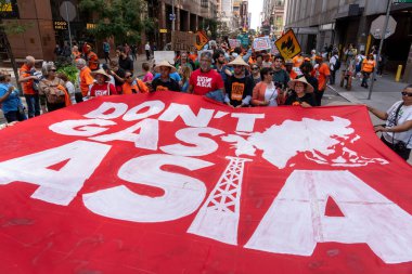 17 Eylül 2023 - New York, ABD: Biden 'ın BM' nin ortasında fosil yakıtlara son vermesini talep etmek için binlerce kişi New York 'a yürüdü. İklim Zirvesi. Binlerce aktivist, yerli grup, öğrenciler ve diğerleri New York sokaklarına döküldü.. 