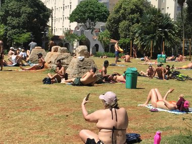 Sao Paulo (SP), Brezilya 09 / 17 / 2023 - Sao Paulo şehrinde hava sıcaklığı 17 Pazar günü rekor kırdı, termometreler 38 dereceye ulaşarak insanları parklara ve eğlence alanlarına götürdü 