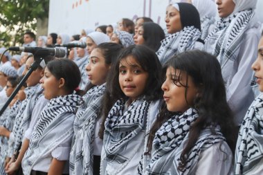 (Filistinliler müzikal bir kutlamaya katılıyorlar. 17 Eylül 2023, Gazze, Filistin: Filistinliler, Geleceği Kurtarma Projesi tarafından gerçekleştirilen gençlik liderlik projesine bir koro ekibinin katıldığı müzikal bir kutlamaya katıldılar