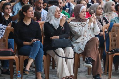 (Filistinliler müzikal bir kutlamaya katılıyorlar. 17 Eylül 2023, Gazze, Filistin: Filistinliler, Geleceği Kurtarma Projesi tarafından gerçekleştirilen gençlik liderlik projesine bir koro ekibinin katıldığı müzikal bir kutlamaya katıldılar