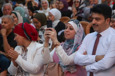 (Filistinliler müzikal bir kutlamaya katılıyorlar. 17 Eylül 2023, Gazze, Filistin: Filistinliler, Geleceği Kurtarma Projesi tarafından gerçekleştirilen gençlik liderlik projesine bir koro ekibinin katıldığı müzikal bir kutlamaya katıldılar