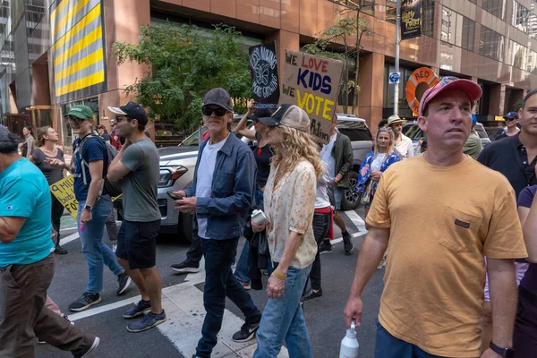 Тисячі Людей Марширують Нью Йорку Щоб Вимагати Щоб Байден Закінчив — стокове фото