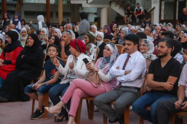 (Filistinliler müzikal bir kutlamaya katılıyorlar. 17 Eylül 2023, Gazze, Filistin: Filistinliler, Geleceği Kurtarma Projesi tarafından gerçekleştirilen gençlik liderlik projesine bir koro ekibinin katıldığı müzikal bir kutlamaya katıldılar