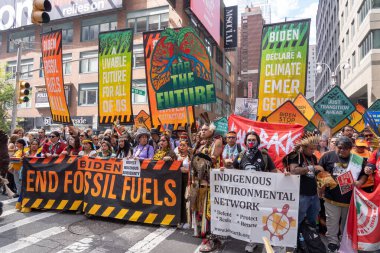 17 Eylül 2023 - New York, ABD: Biden 'ın BM' nin ortasında fosil yakıtlara son vermesini talep etmek için binlerce kişi New York 'a yürüdü. İklim Zirvesi. Binlerce aktivist, yerli grup, öğrenciler ve diğerleri New York sokaklarına döküldü.. 