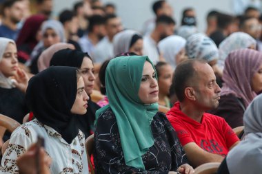 (Filistinliler müzikal bir kutlamaya katılıyorlar. 17 Eylül 2023, Gazze, Filistin: Filistinliler, Geleceği Kurtarma Projesi tarafından gerçekleştirilen gençlik liderlik projesine bir koro ekibinin katıldığı müzikal bir kutlamaya katıldılar
