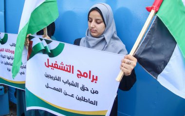 Filistinli mezunlar Birleşmiş Milletler Teşkilatı 'nda bir iş talep etme arayışına katıldılar. 19 Eylül 2023, Gazze, Filistin: Filistinli mezunlar Birleşmiş Milletler Yardım ve Mülteci Dairesi UNR 'de bir iş arama arayışına katıldılar