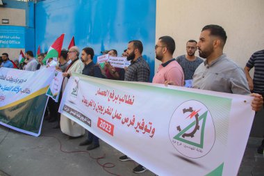 Filistinli mezunlar Birleşmiş Milletler Teşkilatı 'nda bir iş talep etme arayışına katıldılar. 19 Eylül 2023, Gazze, Filistin: Filistinli mezunlar Birleşmiş Milletler Yardım ve Mülteci Dairesi UNR 'de bir iş arama arayışına katıldılar