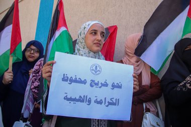 Filistinli mezunlar Birleşmiş Milletler Teşkilatı 'nda bir iş talep etme arayışına katıldılar. 19 Eylül 2023, Gazze, Filistin: Filistinli mezunlar Birleşmiş Milletler Yardım ve Mülteci Dairesi UNR 'de bir iş arama arayışına katıldılar