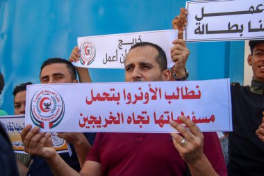 Filistinli mezunlar Birleşmiş Milletler Teşkilatı 'nda bir iş talep etme arayışına katıldılar. 19 Eylül 2023, Gazze, Filistin: Filistinli mezunlar Birleşmiş Milletler Yardım ve Mülteci Dairesi UNR 'de bir iş arama arayışına katıldılar