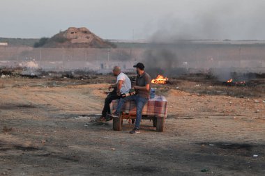 Filistinliler sınır şeridindeki çatışmalara katılıyorlar. P19 Eylül 2023, Gazze, Filistin: Filistinliler, işgal ile Gazze Kenti sınır şeridinde meydana gelen çatışmalara katıldılar