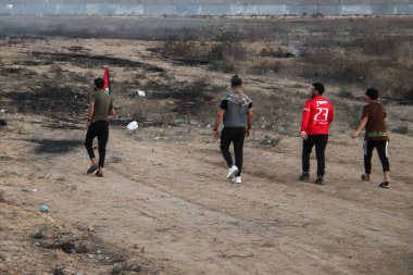 Filistinliler sınır şeridindeki çatışmalara katılıyorlar. P19 Eylül 2023, Gazze, Filistin: Filistinliler, işgal ile Gazze Kenti sınır şeridinde meydana gelen çatışmalara katıldılar