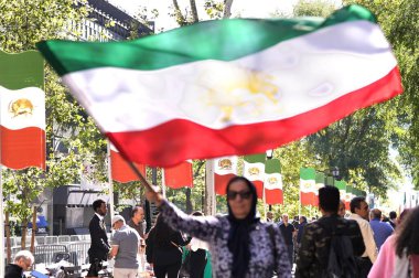 (New York 'taki BM 78. Genel Kurulu. 19 Eylül 2023, New York, ABD: İran Ulusal Direniş Konseyi destekçileri Birleşmiş Milletler 'in karşısında toplanacak.