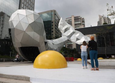 Sao Paulo (SP), Brezilya 09 / 18 / 2023 Eggcident adlı proje Hollandalı Henk Hofstra tarafından yürütülüyor ve iklim değişikliği ve küresel ısınmaya dikkat çekiyor. B32 binasının önünden geçen herkes, 3732 numaralı Faria Lima 'dan. 