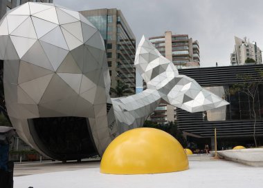 Sao Paulo (SP), Brezilya 09 / 18 / 2023 Eggcident adlı proje Hollandalı Henk Hofstra tarafından yürütülüyor ve iklim değişikliği ve küresel ısınmaya dikkat çekiyor. B32 binasının önünden geçen herkes, 3732 numaralı Faria Lima 'dan. 