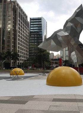 Sao Paulo (SP), Brezilya 09 / 18 / 2023 Eggcident adlı proje Hollandalı Henk Hofstra tarafından yürütülüyor ve iklim değişikliği ve küresel ısınmaya dikkat çekiyor. B32 binasının önünden geçen herkes, 3732 numaralı Faria Lima 'dan. 