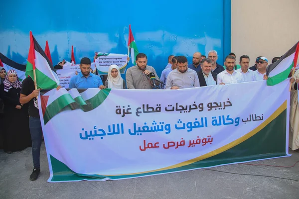 Filistinli mezunlar Birleşmiş Milletler Teşkilatı 'nda bir iş talep etme arayışına katıldılar. 19 Eylül 2023, Gazze, Filistin: Filistinli mezunlar Birleşmiş Milletler Yardım ve Mülteci Dairesi UNR 'de bir iş arama arayışına katıldılar