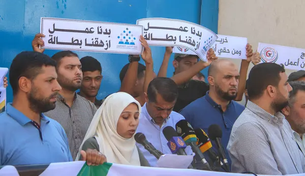 Filistinli mezunlar Birleşmiş Milletler Teşkilatı 'nda bir iş talep etme arayışına katıldılar. 19 Eylül 2023, Gazze, Filistin: Filistinli mezunlar Birleşmiş Milletler Yardım ve Mülteci Dairesi UNR 'de bir iş arama arayışına katıldılar