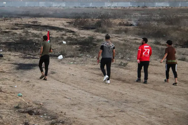 Filistinliler sınır şeridindeki çatışmalara katılıyorlar. P19 Eylül 2023, Gazze, Filistin: Filistinliler, işgal ile Gazze Kenti sınır şeridinde meydana gelen çatışmalara katıldılar